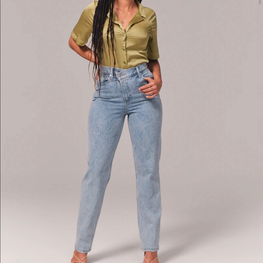 Abercrombie & Fitch Curve Love 90s Straight Ultra High Rise with Cross Over